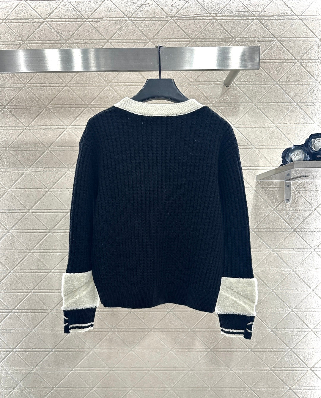 Pullover black and white sweater