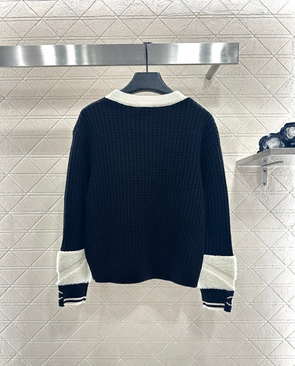 Pullover black and white sweater