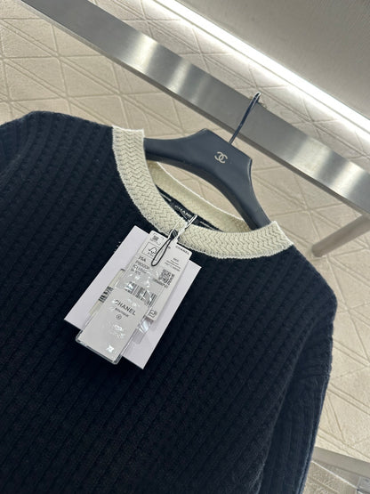 Pullover black and white sweater