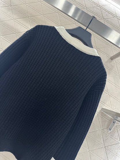 Pullover black and white sweater