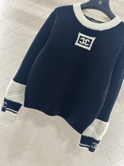 Pullover black and white sweater