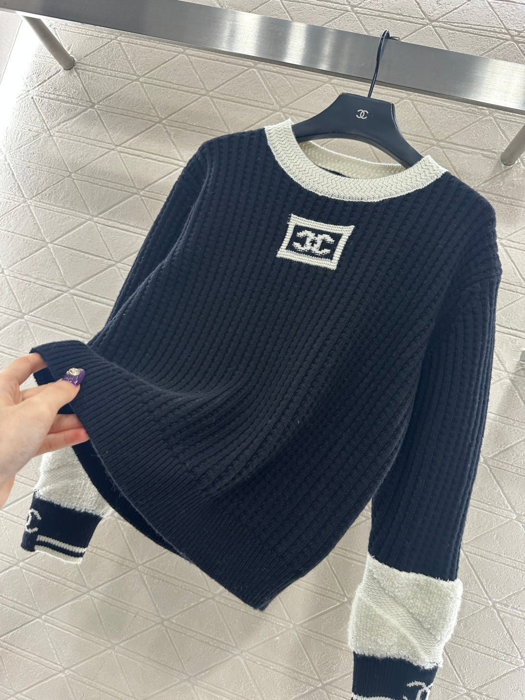 Pullover black and white sweater