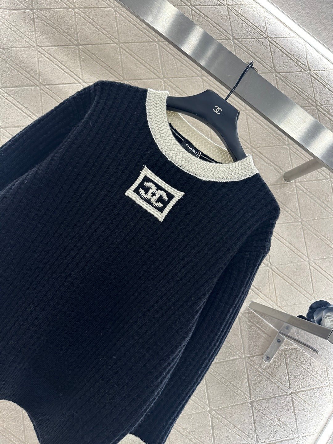 Pullover black and white sweater