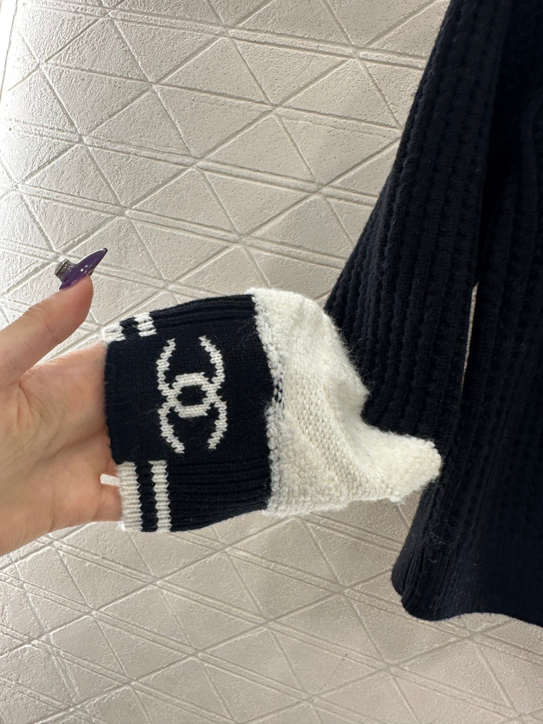 Pullover black and white sweater