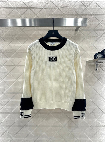 Pullover black and white sweater