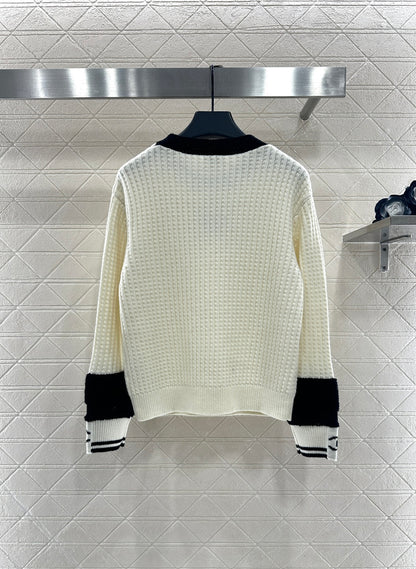 Pullover black and white sweater