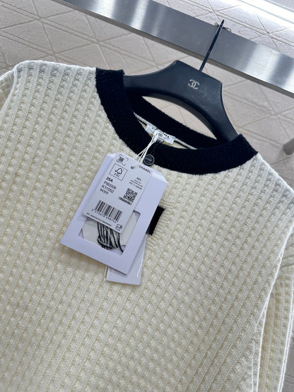 Pullover black and white sweater