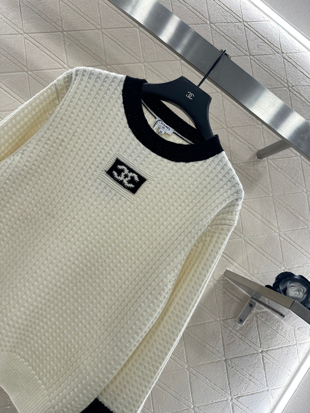 Pullover black and white sweater