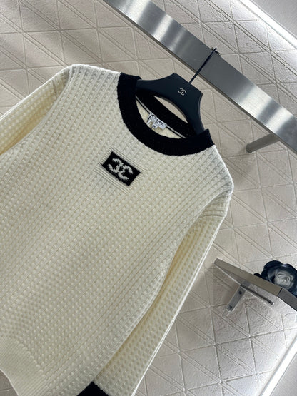 Pullover black and white sweater