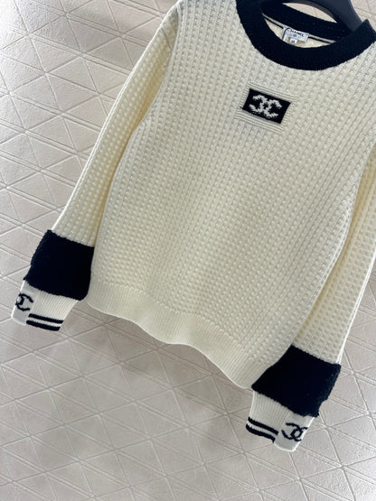 Pullover black and white sweater