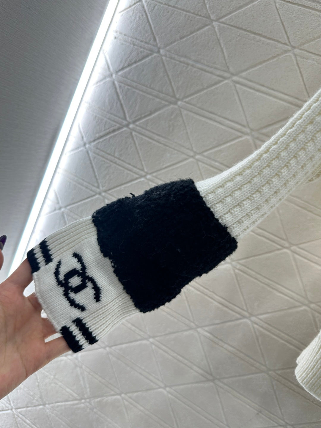 Pullover black and white sweater