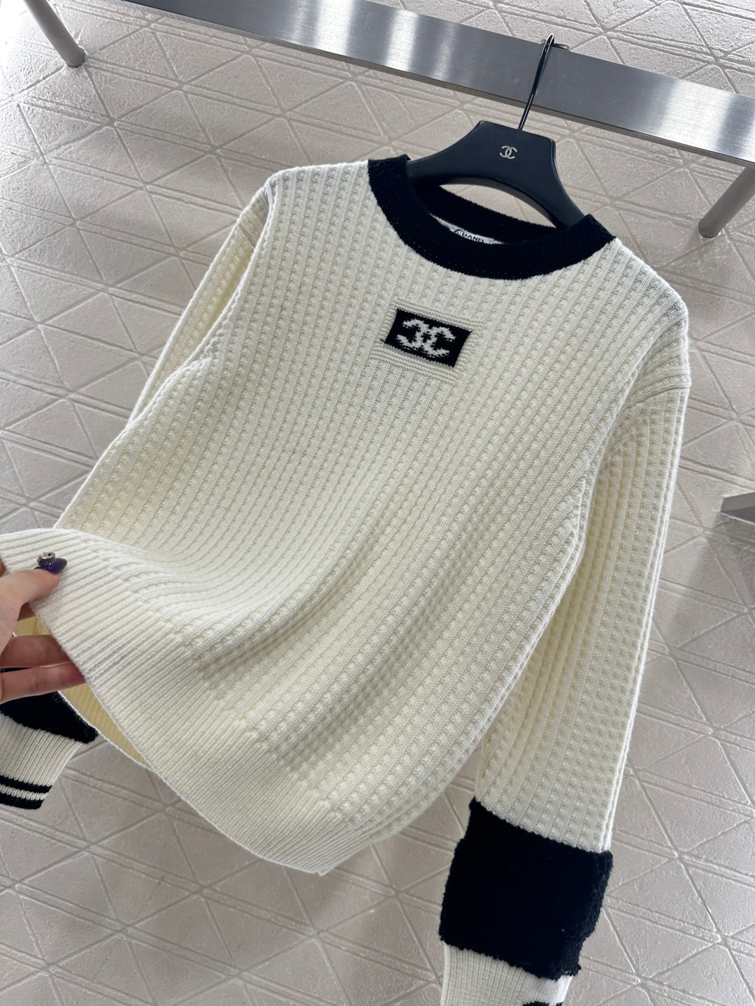 Pullover black and white sweater