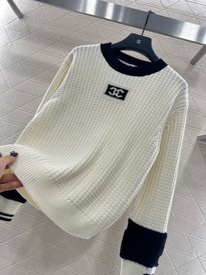 Pullover black and white sweater