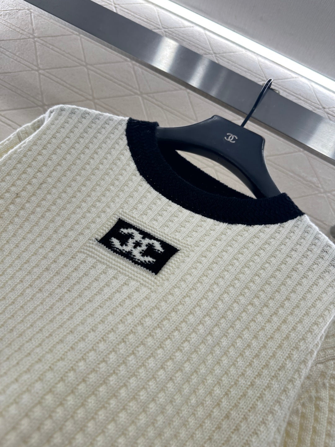 Pullover black and white sweater