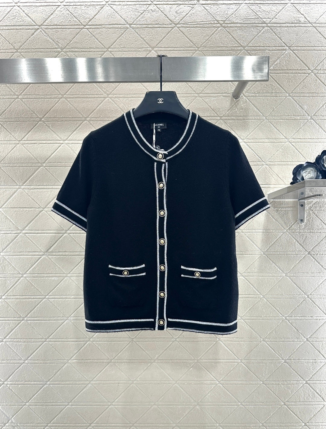 Striped edge wrapped short sleeved shirt