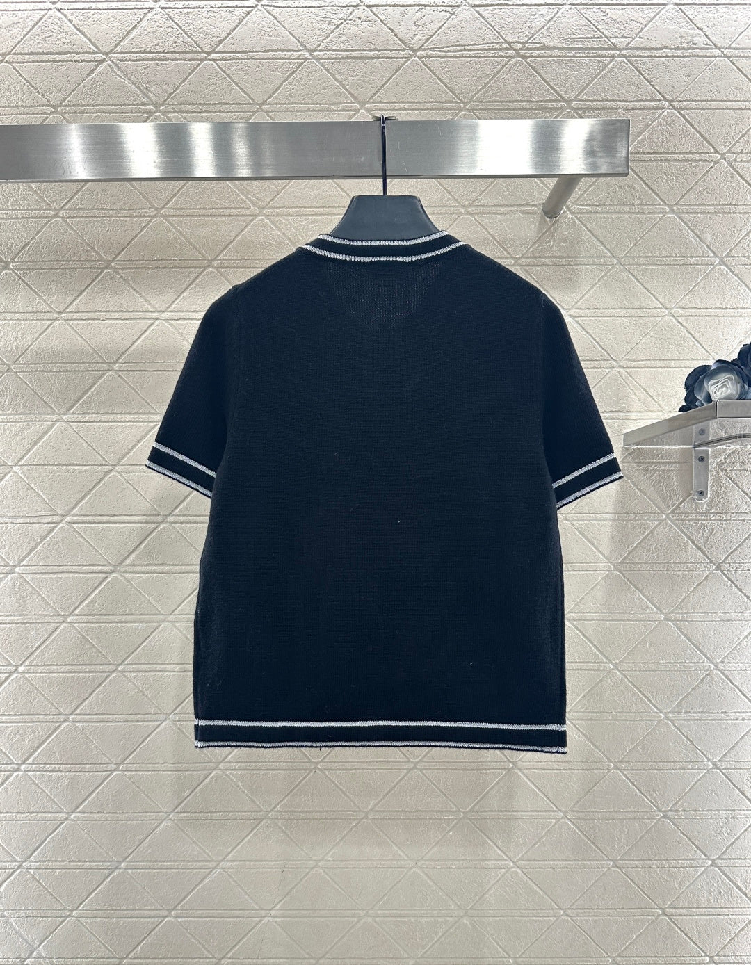 Striped edge wrapped short sleeved shirt