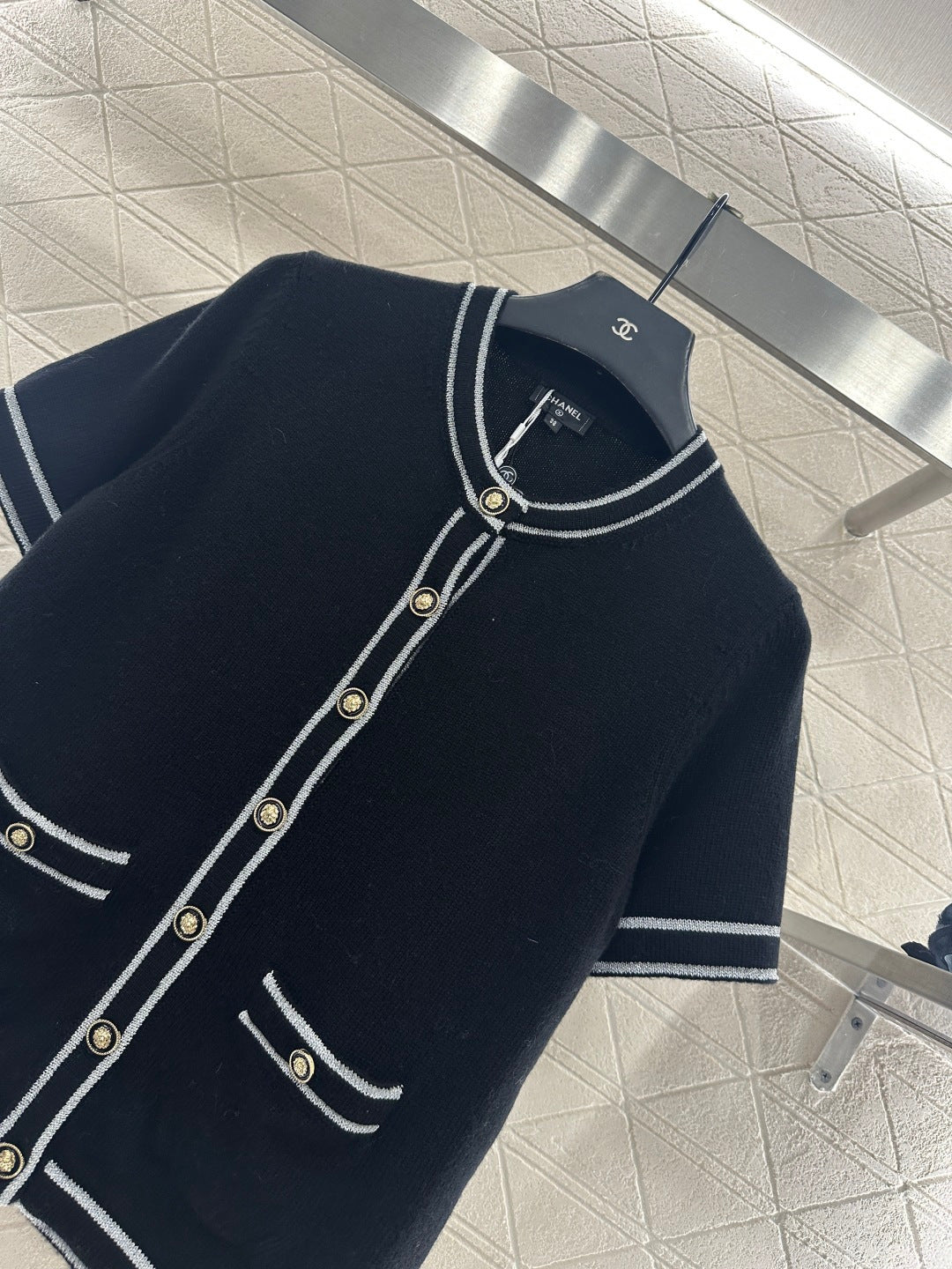 Striped edge wrapped short sleeved shirt