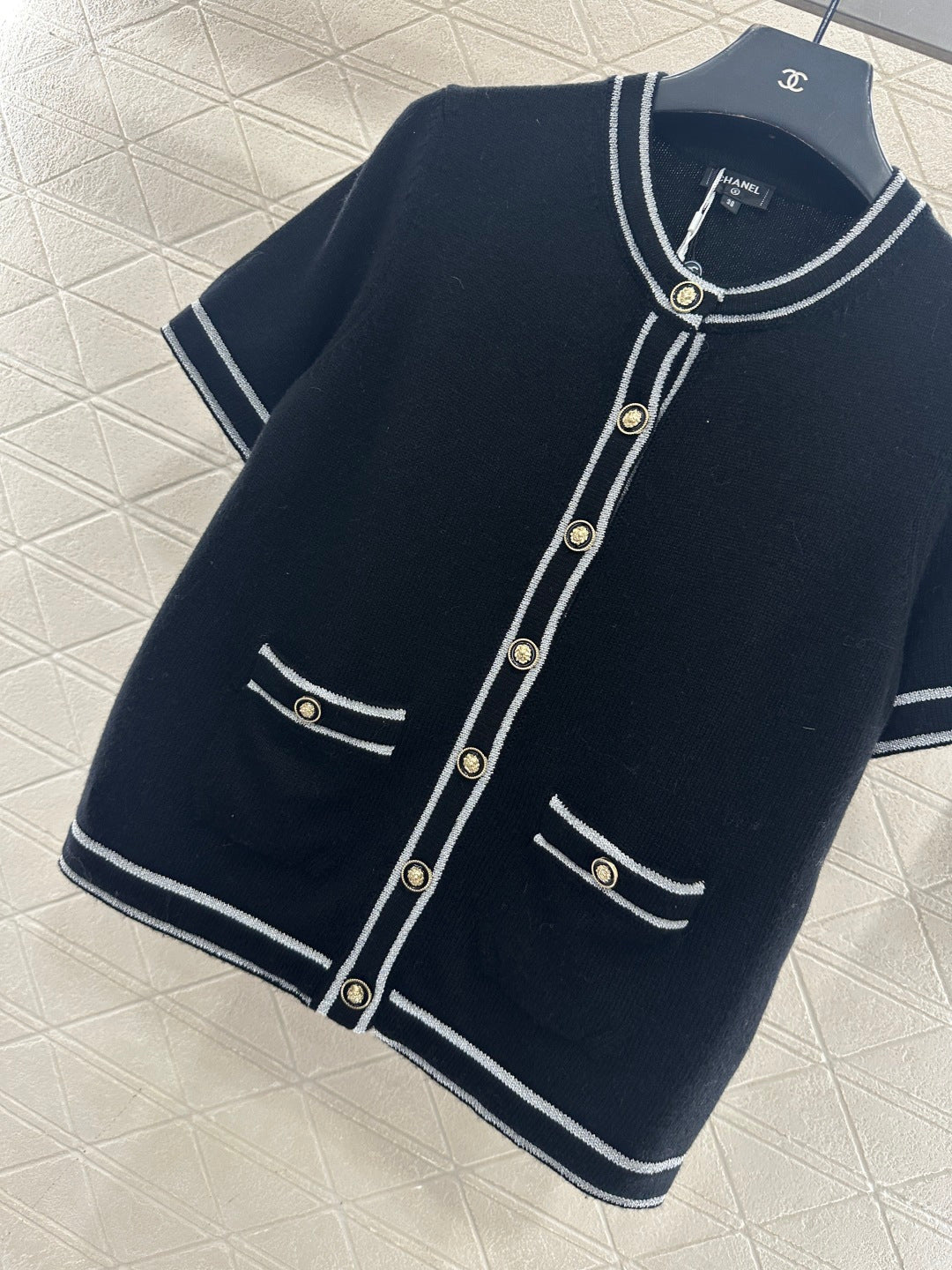 Striped edge wrapped short sleeved shirt