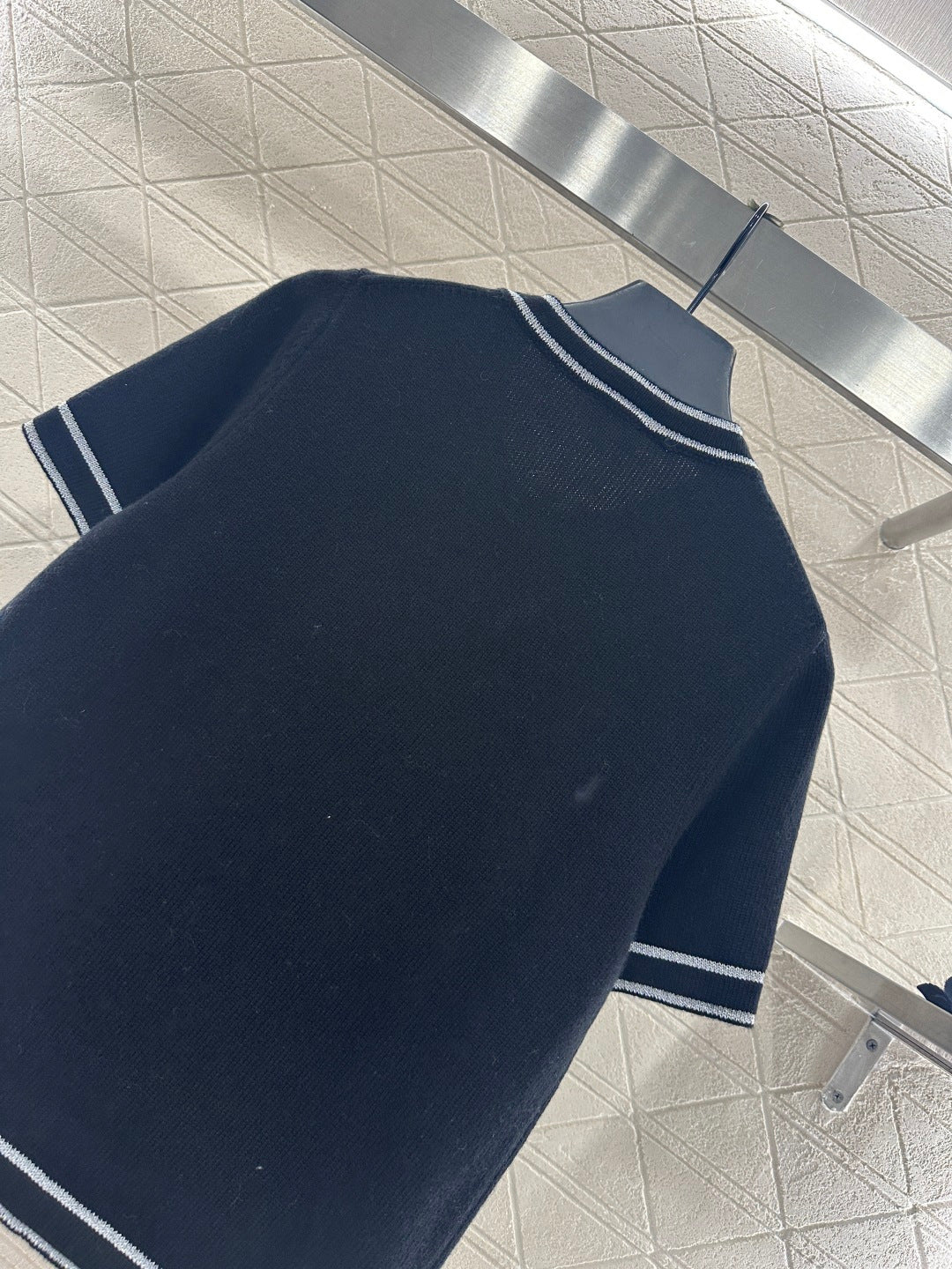 Striped edge wrapped short sleeved shirt