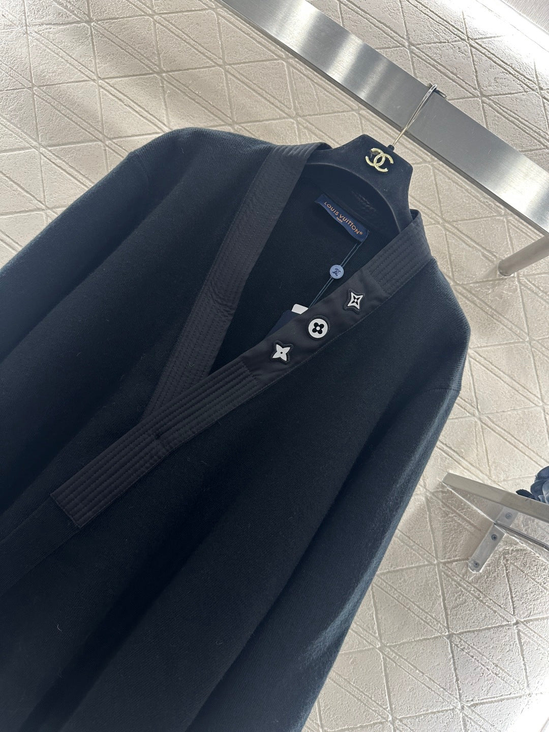 V-neck diagonal knit cardigan