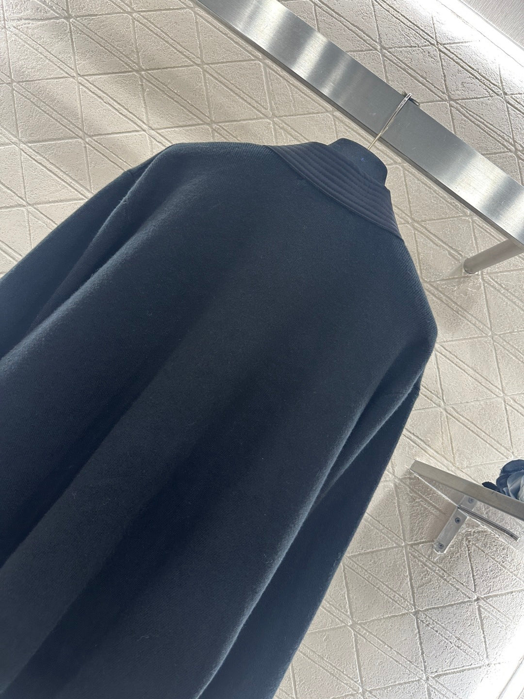 V-neck diagonal knit cardigan