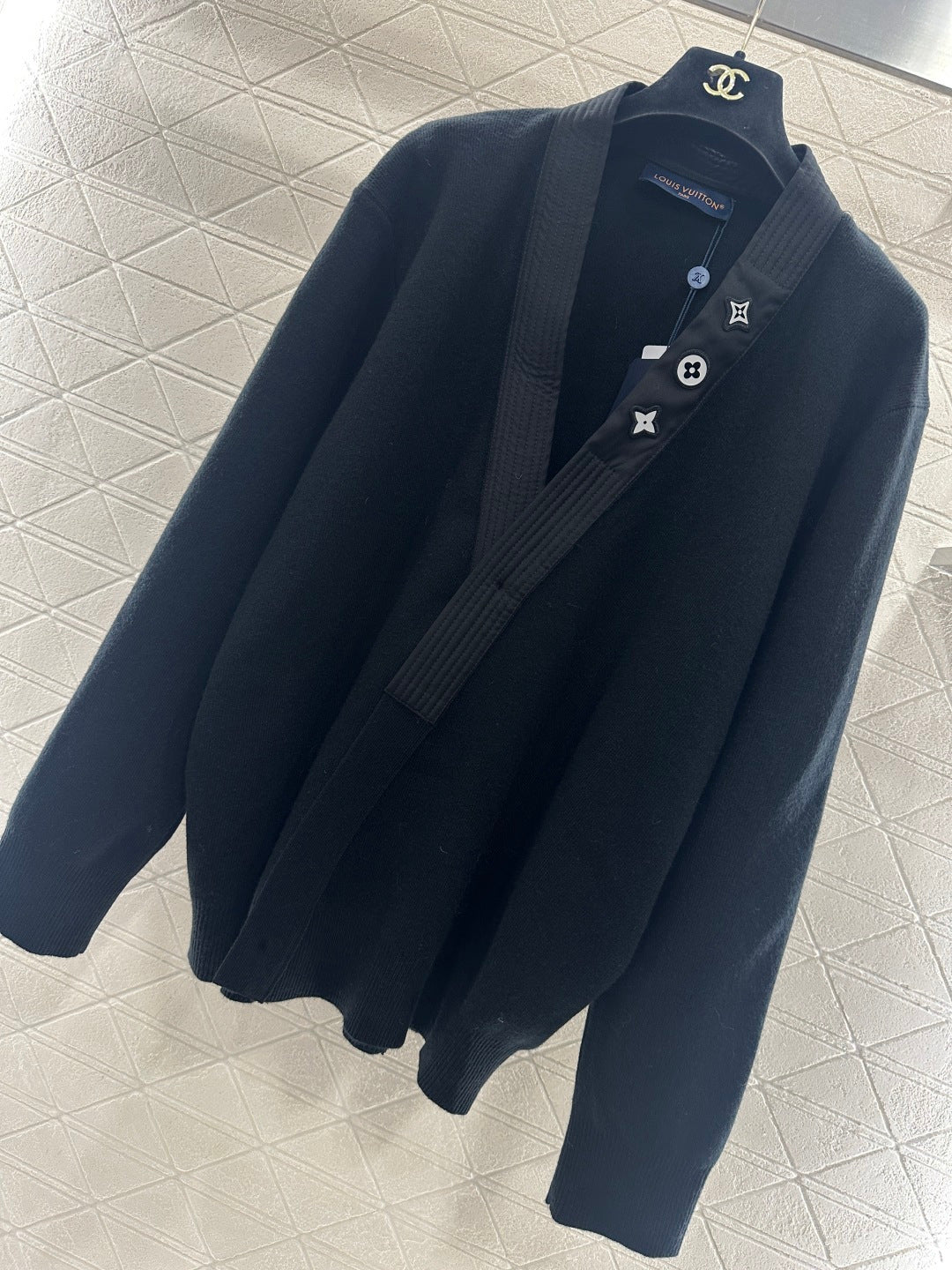 V-neck diagonal knit cardigan