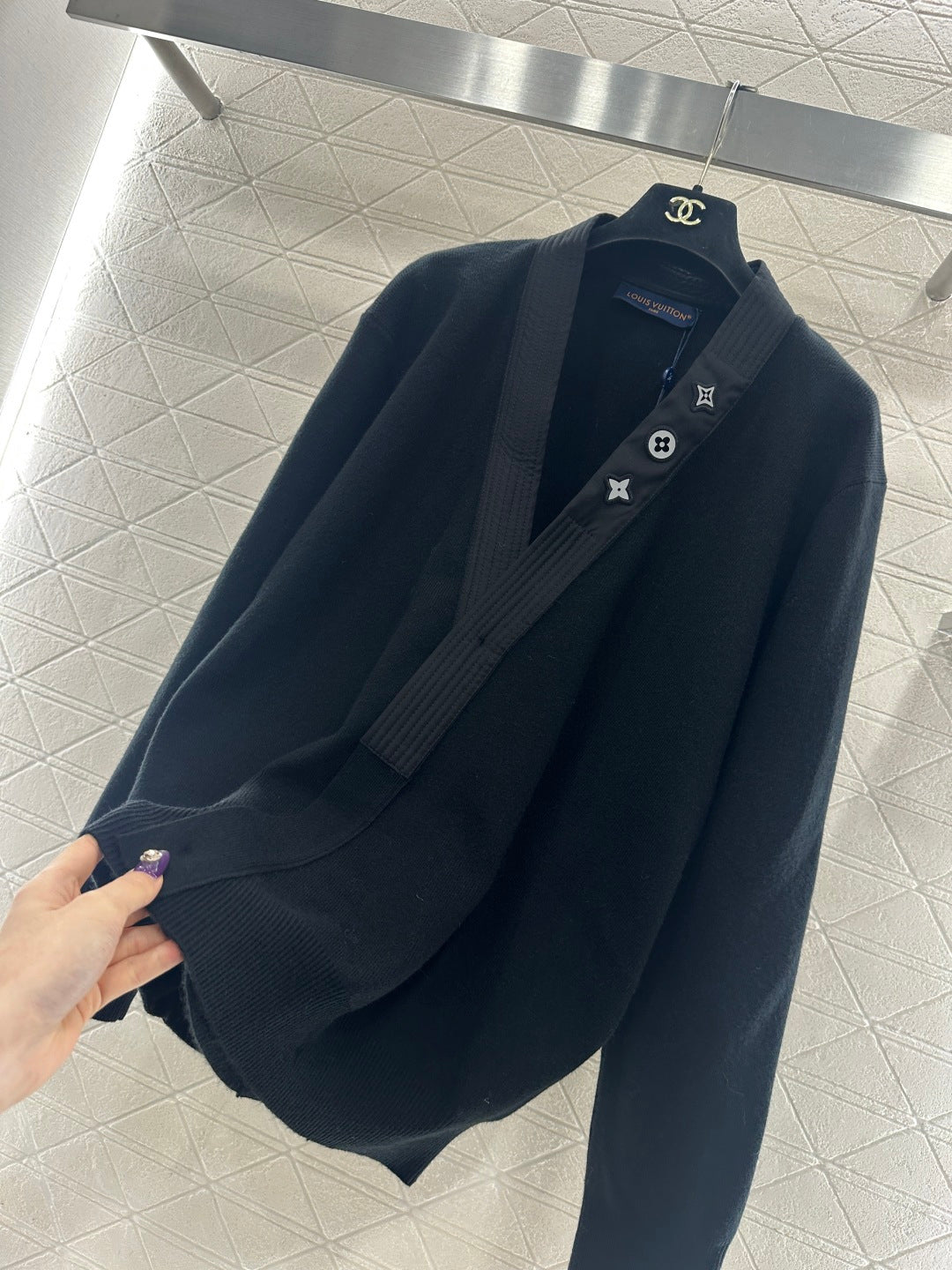 V-neck diagonal knit cardigan