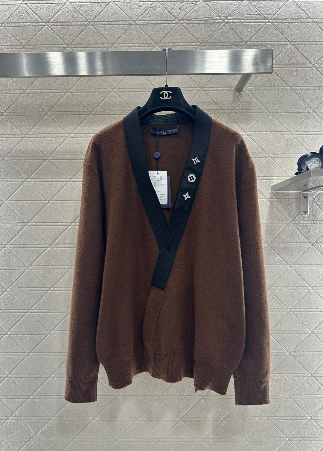 V-neck diagonal knit cardigan