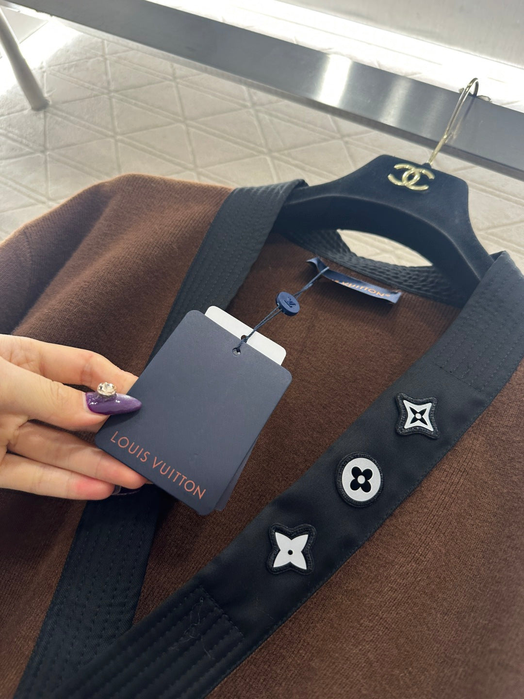 V-neck diagonal knit cardigan