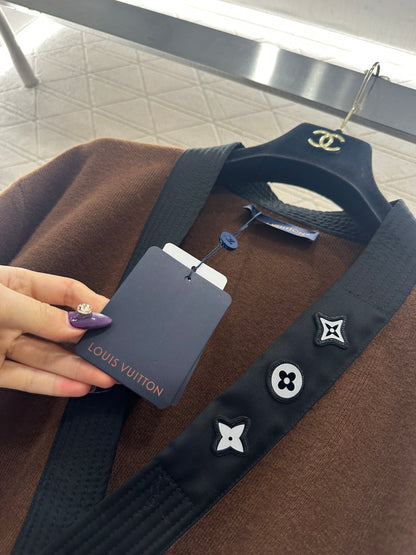 V-neck diagonal knit cardigan