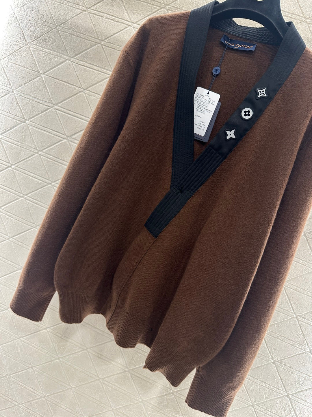 V-neck diagonal knit cardigan