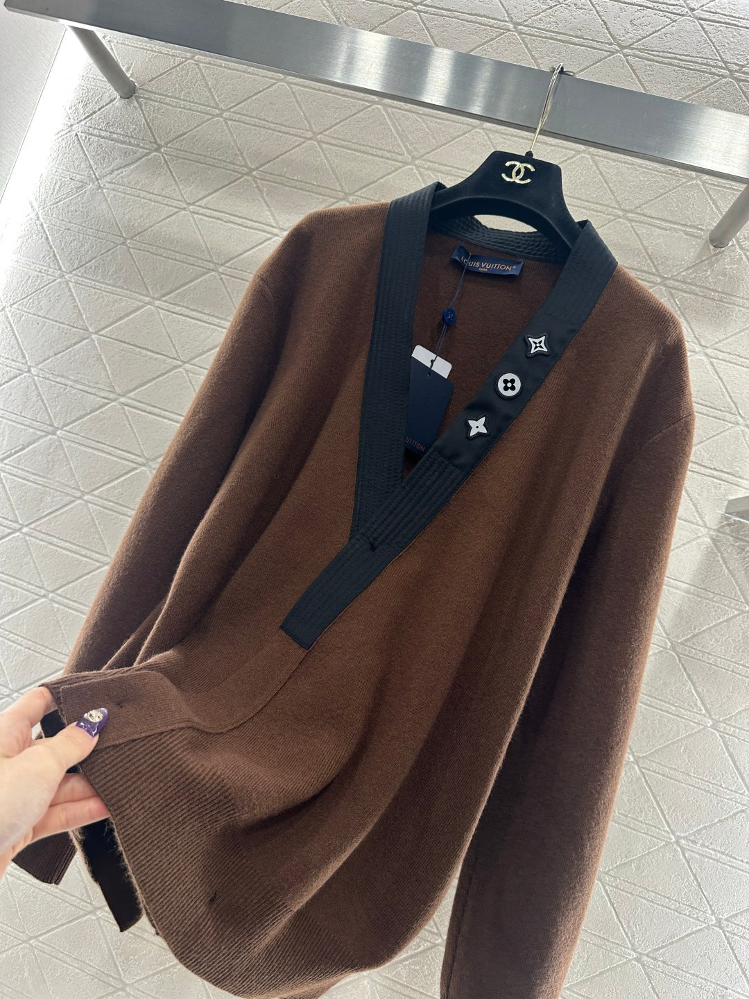 V-neck diagonal knit cardigan