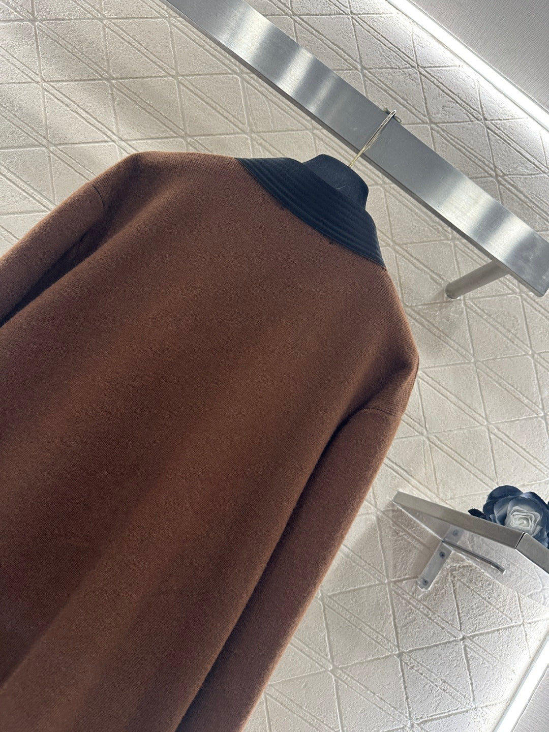 V-neck diagonal knit cardigan