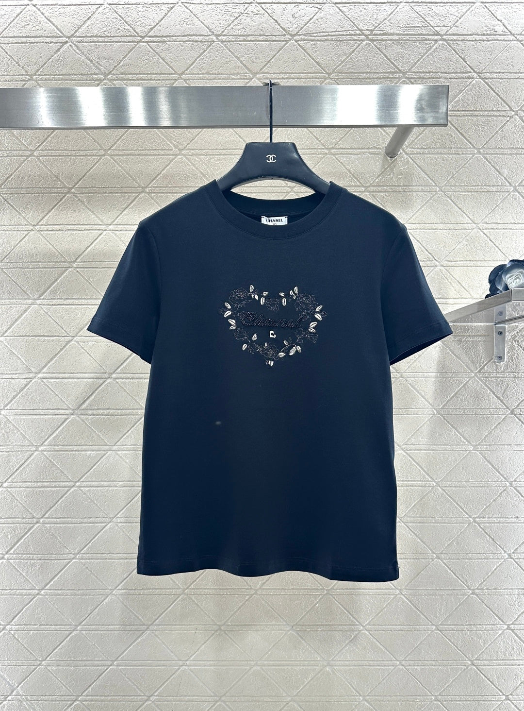 Round neck embroidered beaded logo 𝑇𝑒𝑒