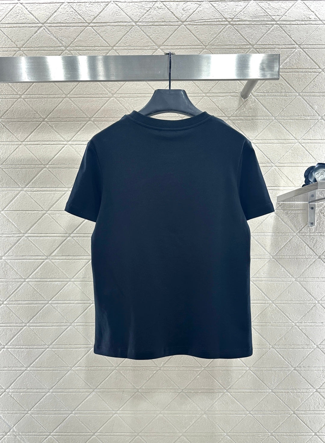 Round neck embroidered beaded logo 𝑇𝑒𝑒