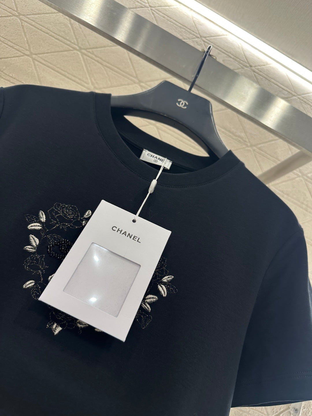 Round neck embroidered beaded logo 𝑇𝑒𝑒