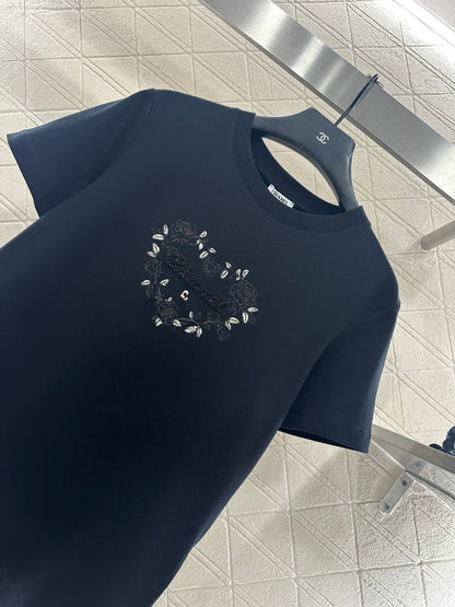 Round neck embroidered beaded logo 𝑇𝑒𝑒