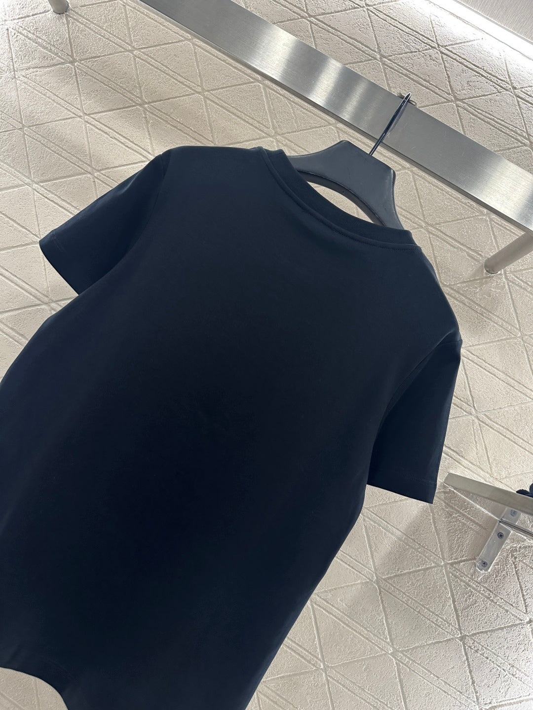 Round neck embroidered beaded logo 𝑇𝑒𝑒