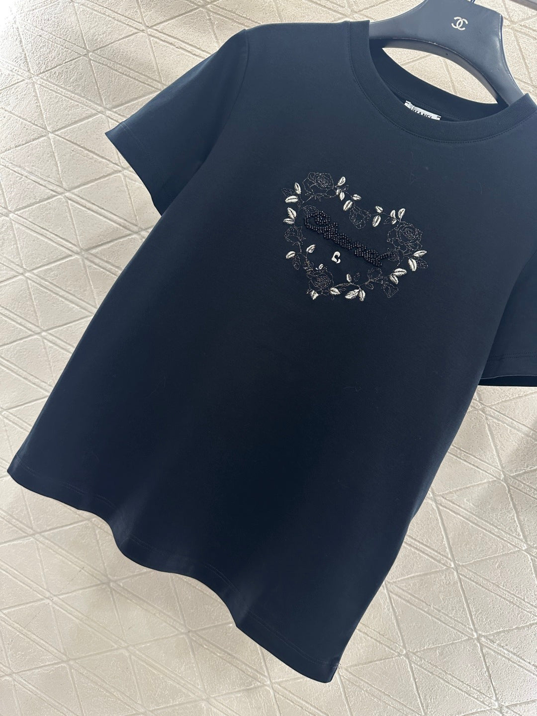 Round neck embroidered beaded logo 𝑇𝑒𝑒