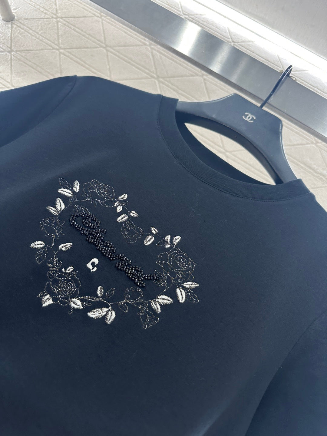 Round neck embroidered beaded logo 𝑇𝑒𝑒
