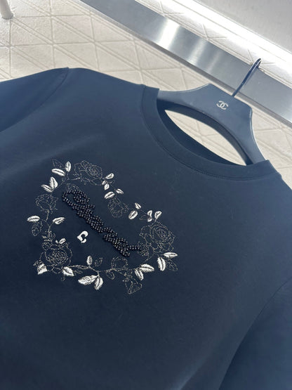Round neck embroidered beaded logo 𝑇𝑒𝑒