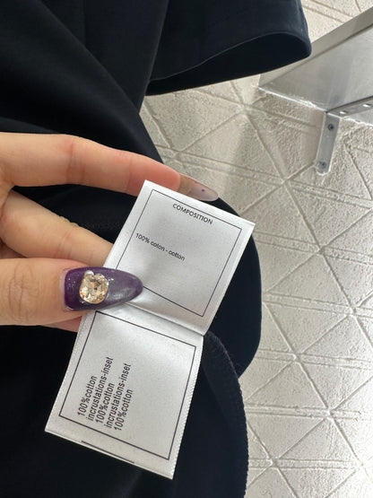 Round neck embroidered beaded logo 𝑇𝑒𝑒