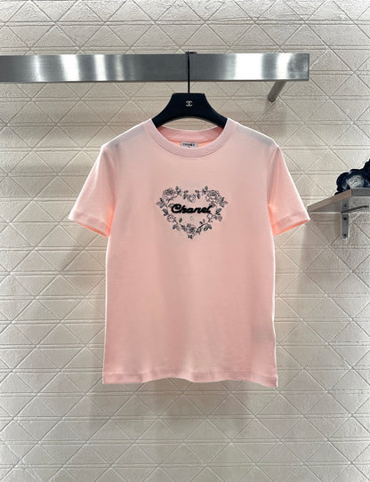 Round neck embroidered beaded logo 𝑇𝑒𝑒