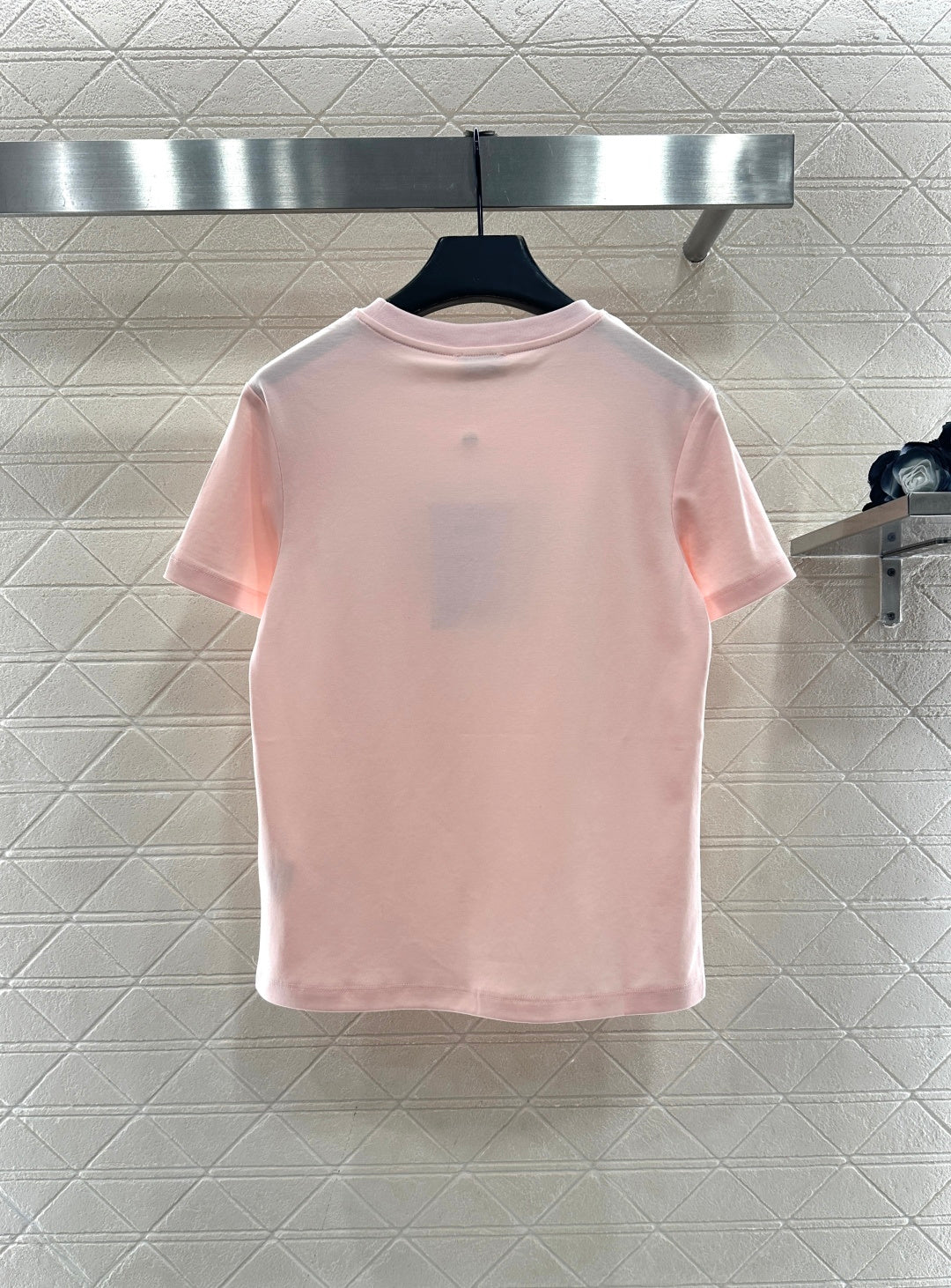 Round neck embroidered beaded logo 𝑇𝑒𝑒