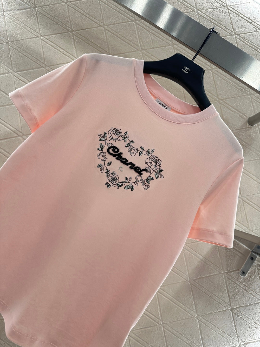Round neck embroidered beaded logo 𝑇𝑒𝑒