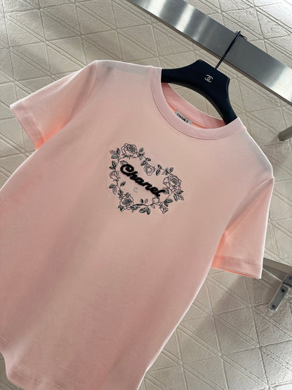 Round neck embroidered beaded logo 𝑇𝑒𝑒