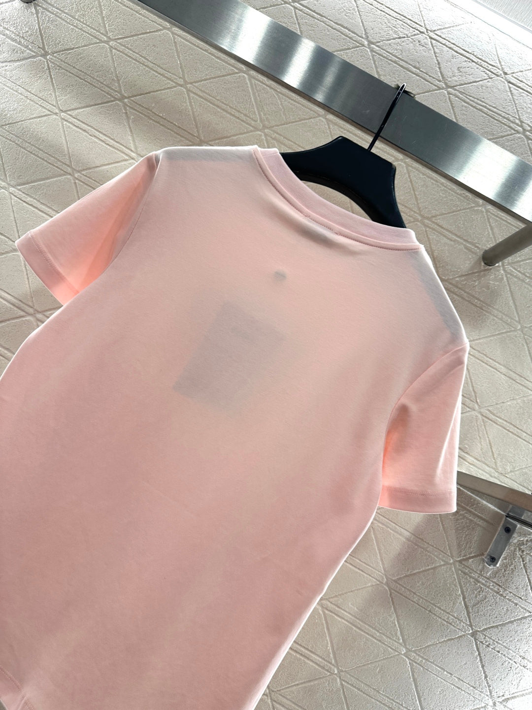 Round neck embroidered beaded logo 𝑇𝑒𝑒