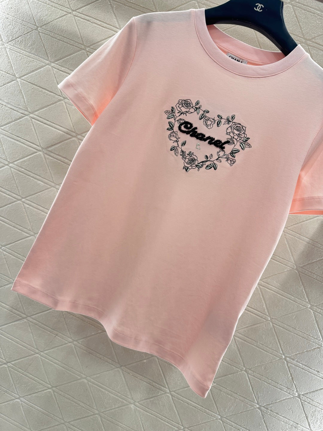 Round neck embroidered beaded logo 𝑇𝑒𝑒