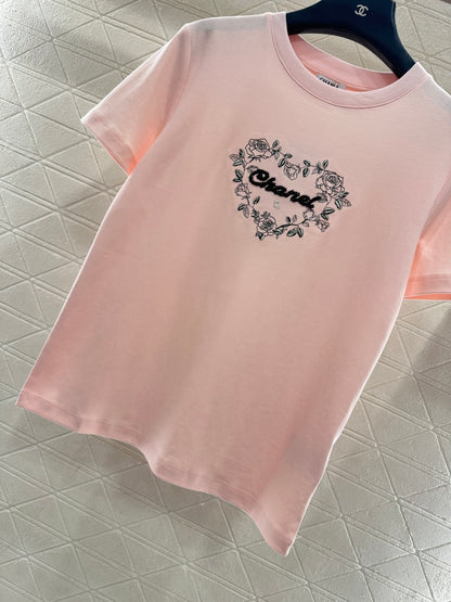 Round neck embroidered beaded logo 𝑇𝑒𝑒