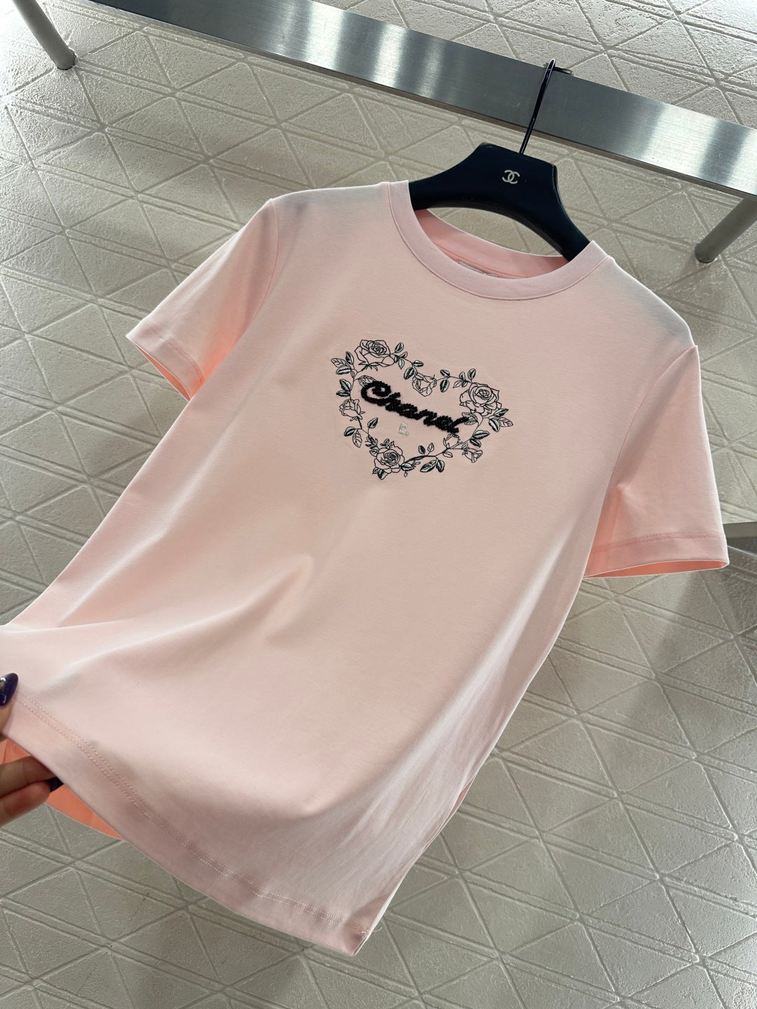 Round neck embroidered beaded logo 𝑇𝑒𝑒